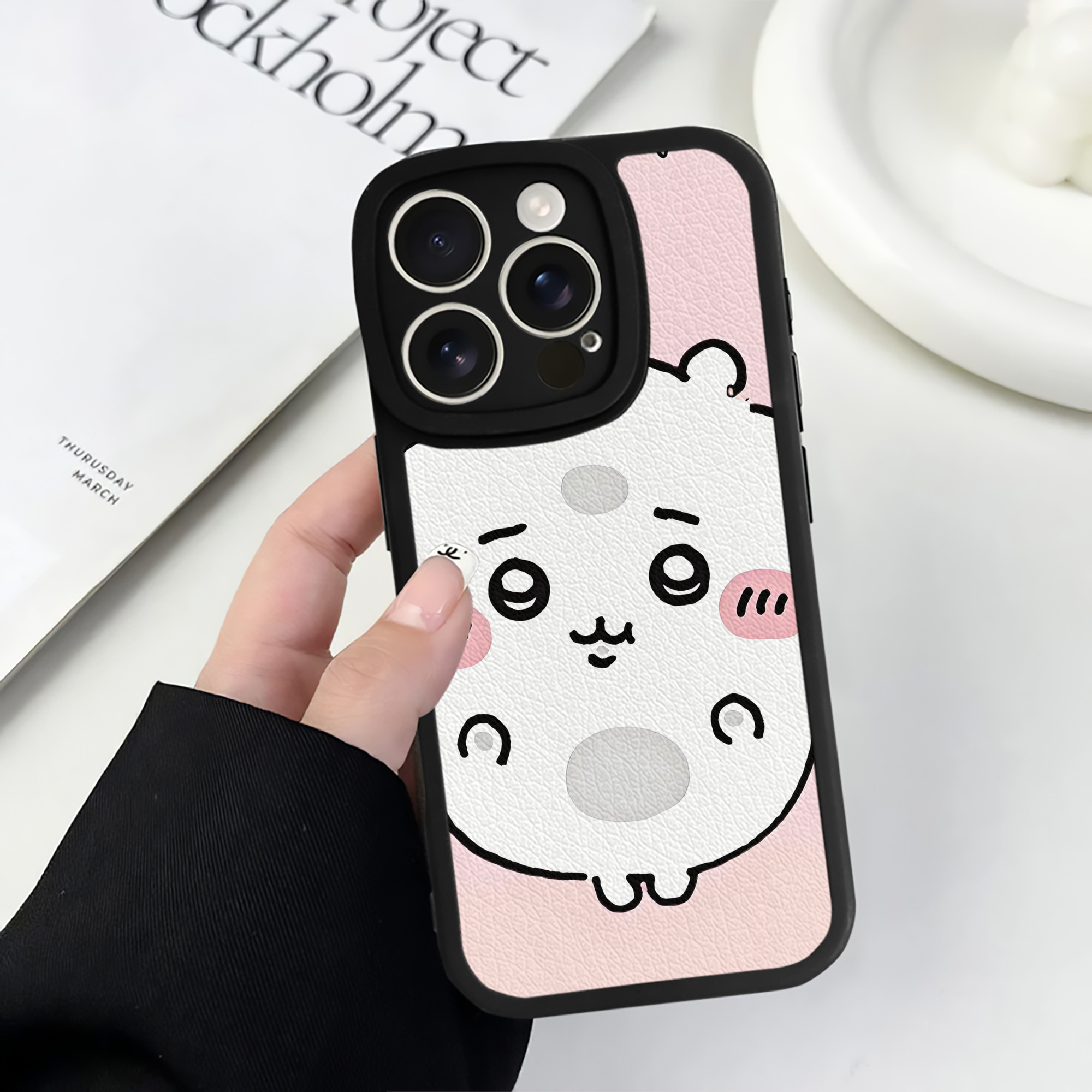 （画像用） ちいかわ Chii-kawa 【iPhone 16シリーズ対応】シリコンスマホケース（レザー調） 材質：シリコン
